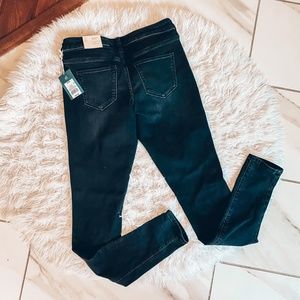 NWT Mid Rise Skinny Jeans.